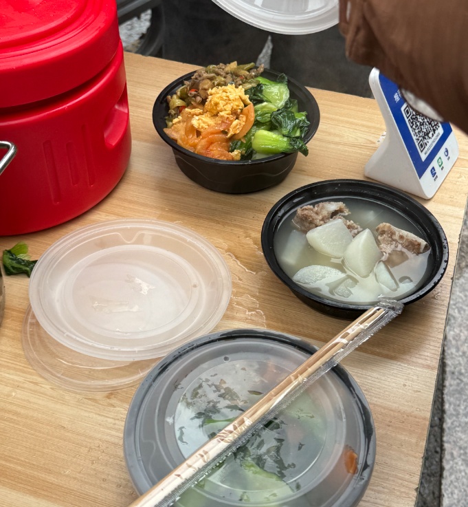 10元管饱，15分钟售罄！杭州39岁女子辞职亏本卖盒饭，卖出了……