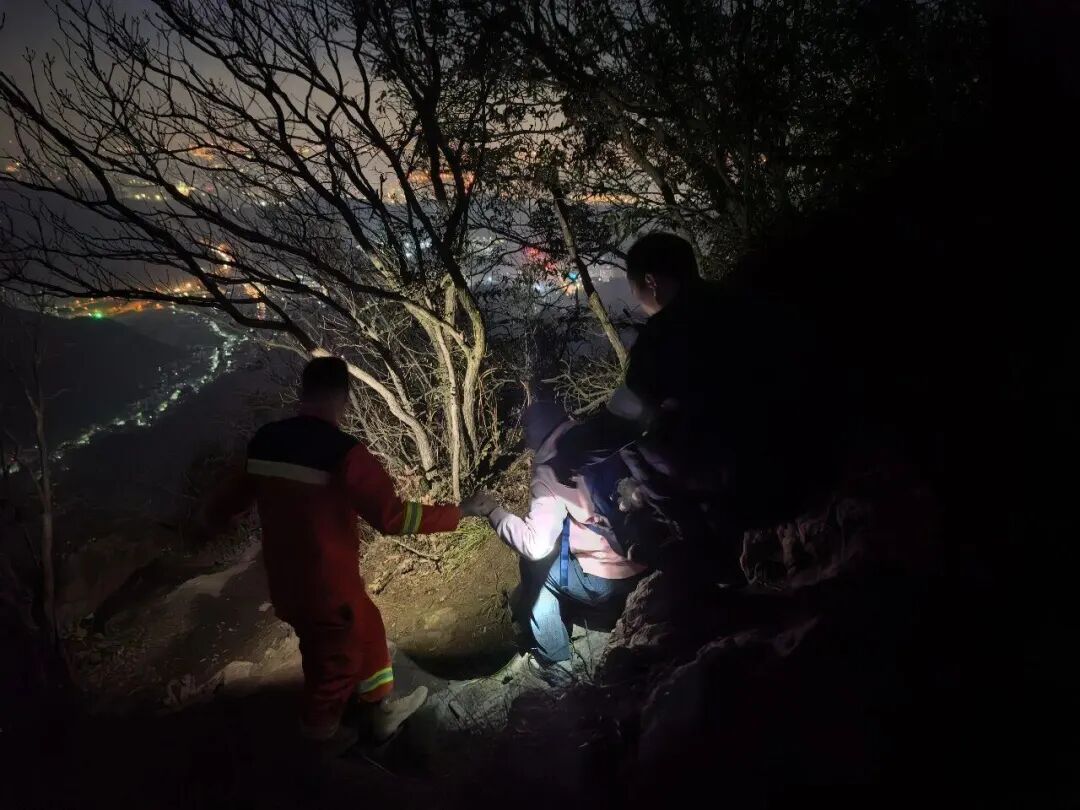 女游客带11岁儿子山中追雪被困数小时！接连2起救援，警方提醒