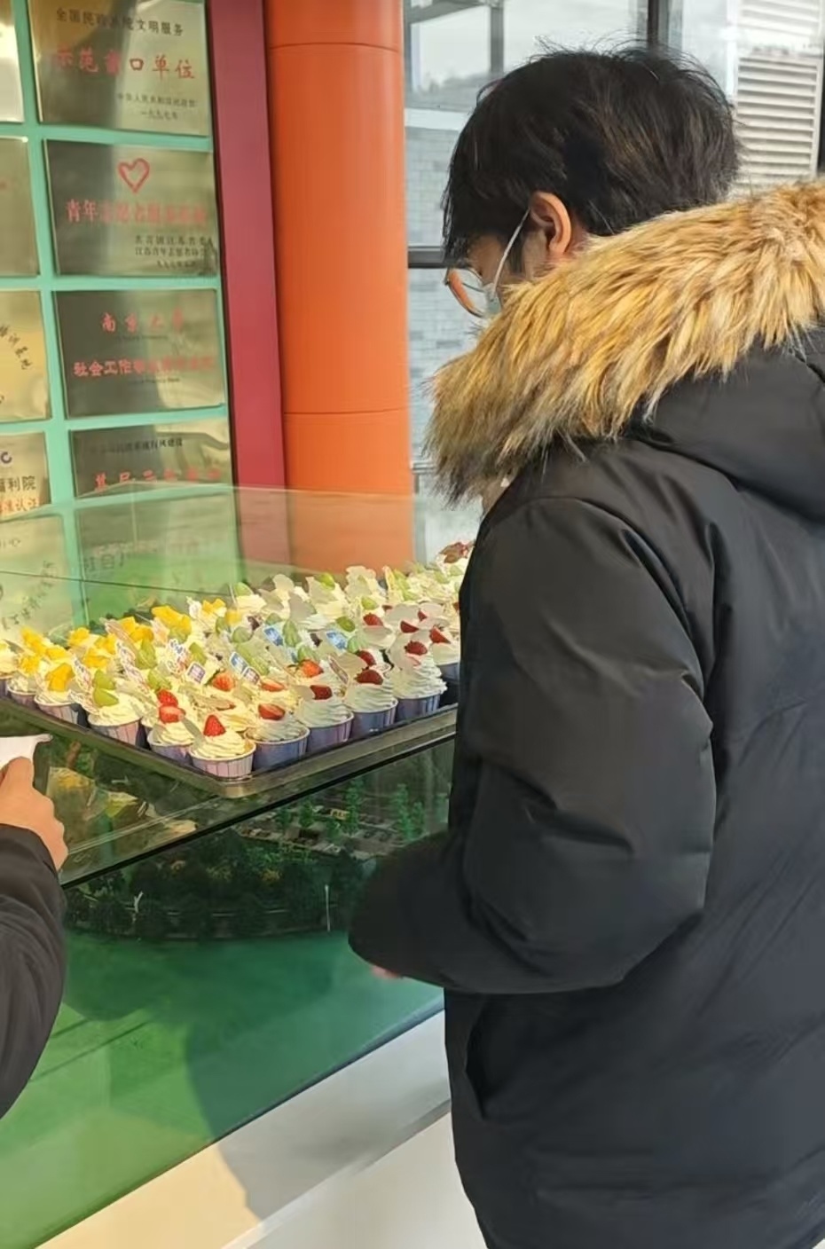 180个蛋糕送给4百多个孩子?网友送蛋糕到福利院以为做少了,工作人员的话令他哽咽 180个蛋糕送给4百多个孩子?网友送蛋糕到福利院以为做少了,工作人员的话令他哽咽