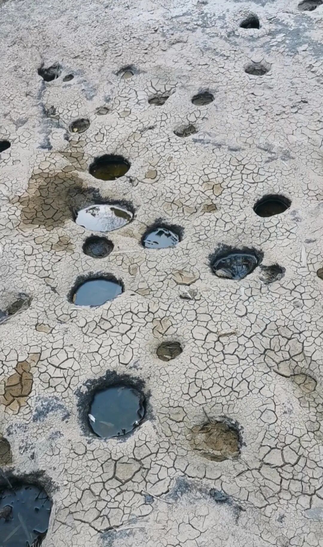 奇观!广东一废弃水库疑出现冰川遗迹 奇观!广东一废弃水库疑出现冰川遗迹