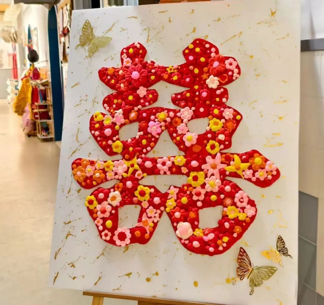 老师在幼儿园内办婚礼,全园孩子都来迎亲吃席,家长:4岁娃第一次参加婚礼,很欣喜 老师在幼儿园内办婚礼,全园孩子都来迎亲吃席,家长:4岁娃第一次参加婚礼,很欣喜