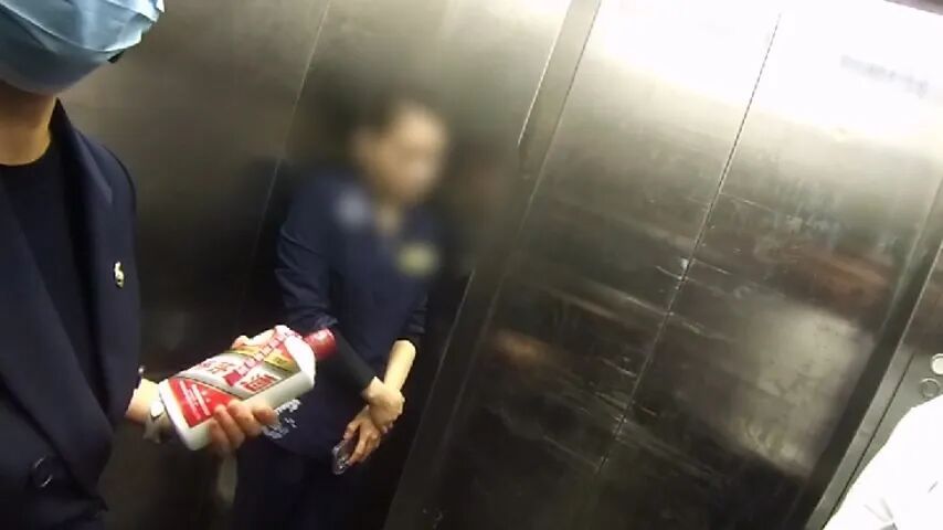 事发上海餐厅！男子自带3瓶茅台年末聚餐，竟遭全调包