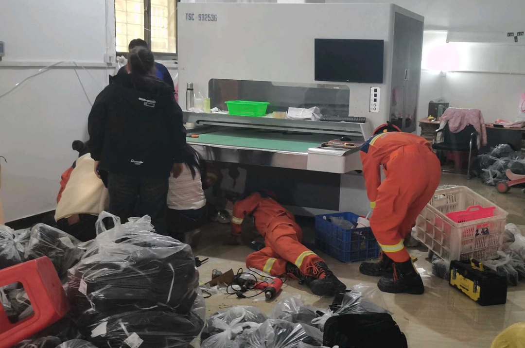 揪心!2岁娃手指被“咬”住,现场血流不止…… 揪心!2岁娃手指被“咬”住,现场血流不止……