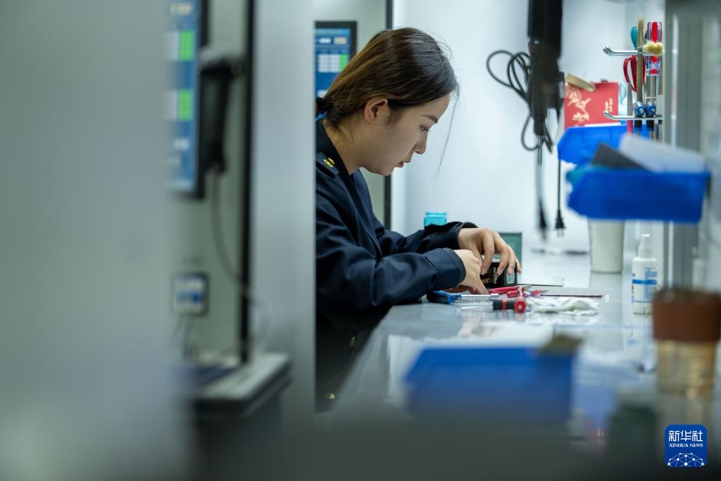 守护高原铁路的“神经元”