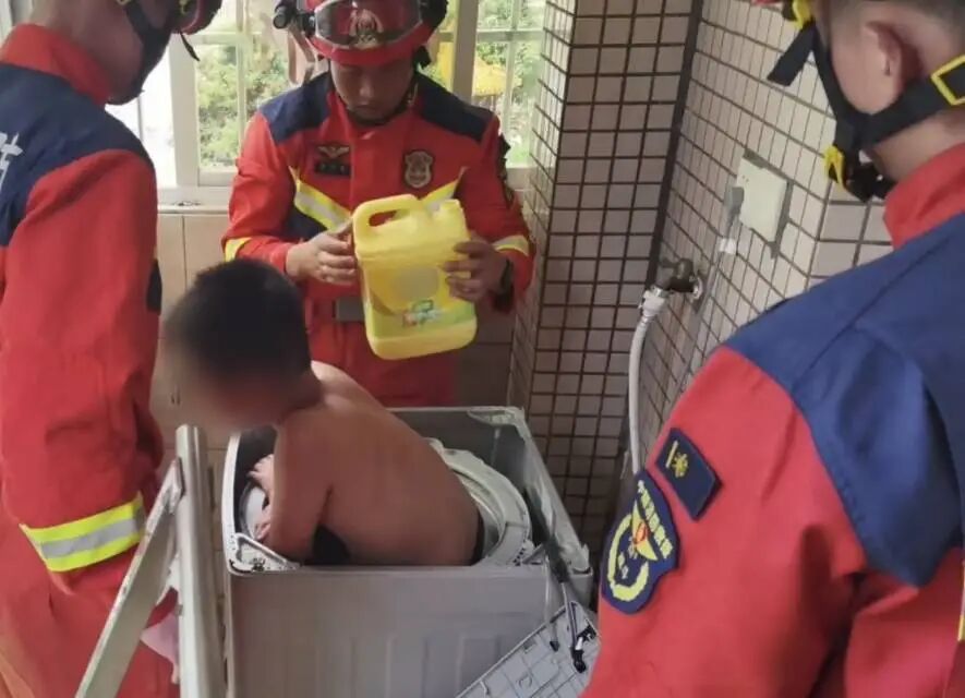 揪心!2岁娃手指被“咬”住,现场血流不止…… 揪心!2岁娃手指被“咬”住,现场血流不止……