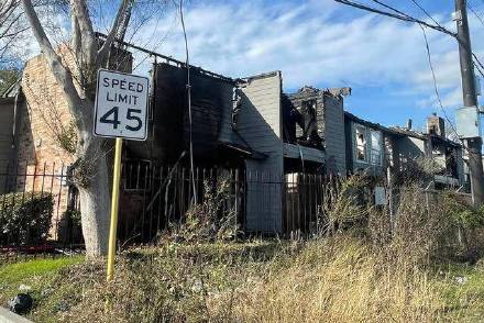 美国女子烧男友衣物致公寓失火坍塌