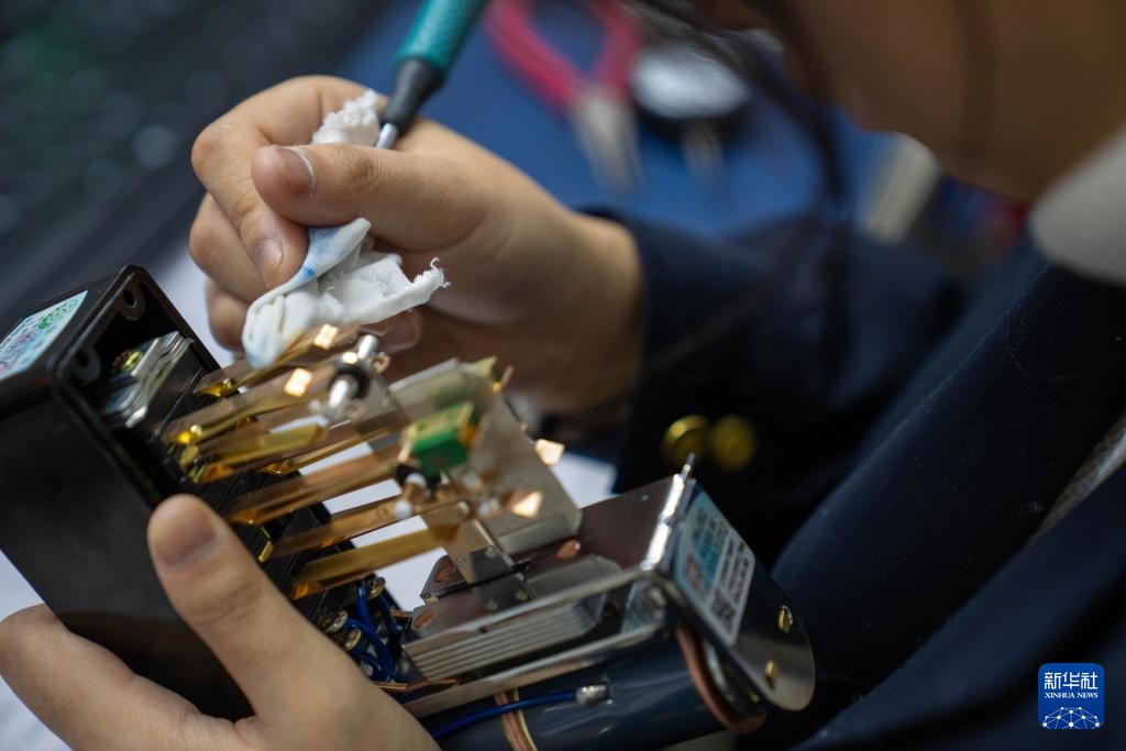 守护高原铁路的“神经元”