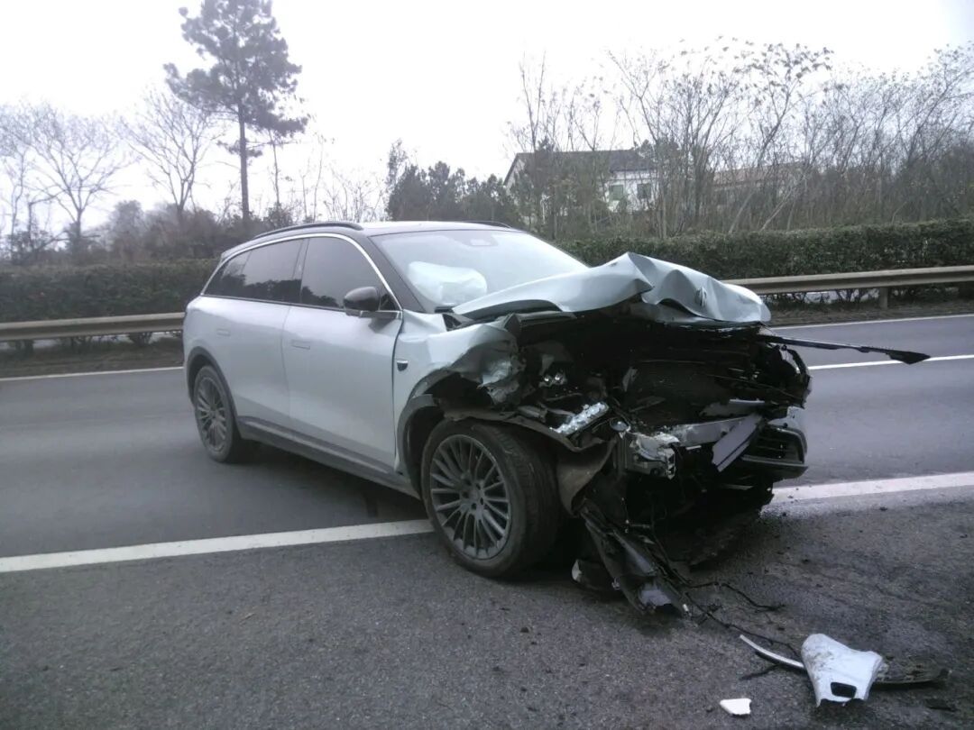 一男子高速开车呼呼大睡,20公里后撞了!这功能很多司机爱用,看得人胆战心惊 一男子高速开车呼呼大睡,20公里后撞了!这功能很多司机爱用,看得人胆战心惊