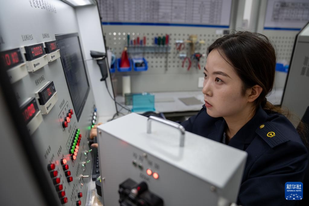 守护高原铁路的“神经元”