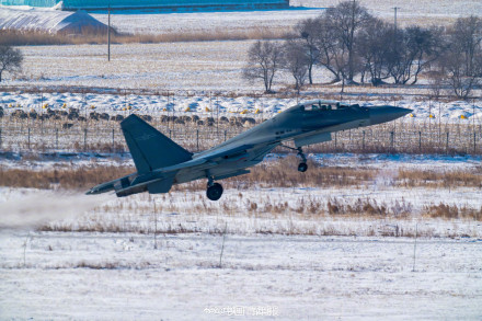 硬核浪漫!战机与白雪夕阳同框的氛围感绝了 硬核浪漫!战机与白雪夕阳同框的氛围感绝了