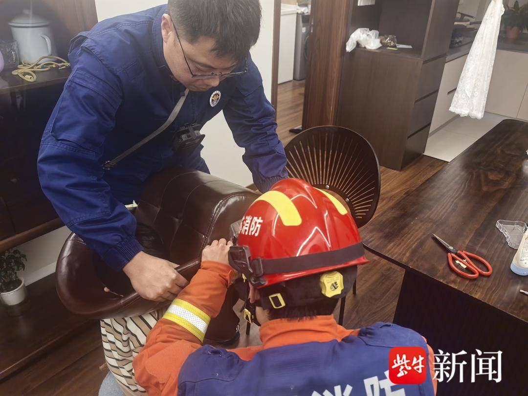 男童头部卡进椅子缝隙 镇江消防十分钟拆卸救援化险为夷 男童头部卡进椅子缝隙 镇江消防十分钟拆卸救援化险为夷