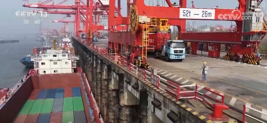 智慧畅行“水上高速公路”万吨货轮成“常客” 长江经济带枢纽经济活力澎湃 智慧畅行“水上高速公路”万吨货轮成“常客” 长江经济带枢纽经济活力澎湃