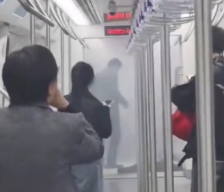 人在前面跑,火在后面追!上海地铁现惊险一幕→ 人在前面跑,火在后面追!上海地铁现惊险一幕→