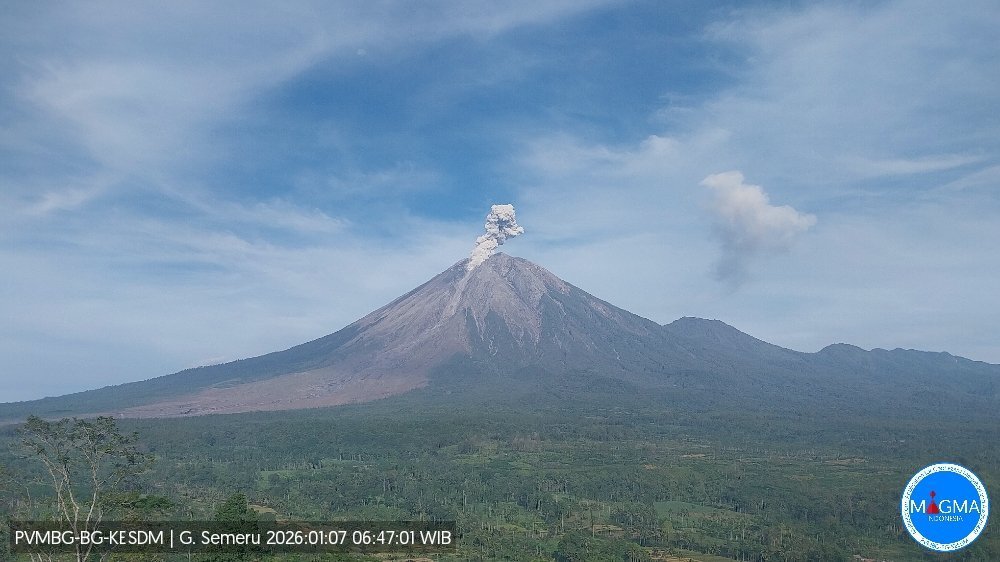 印尼东爪哇省塞梅鲁火山喷发 火山灰柱高约900米