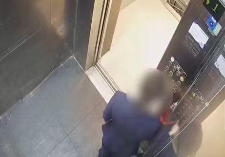 男子自带3瓶茅台被服务员换成假酒，因瓶身温度不同被察觉