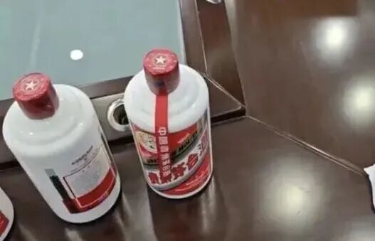 男子自带3瓶茅台到酒店请客！开席时一摸酒瓶发现温度不对，竟是被人“调包”了