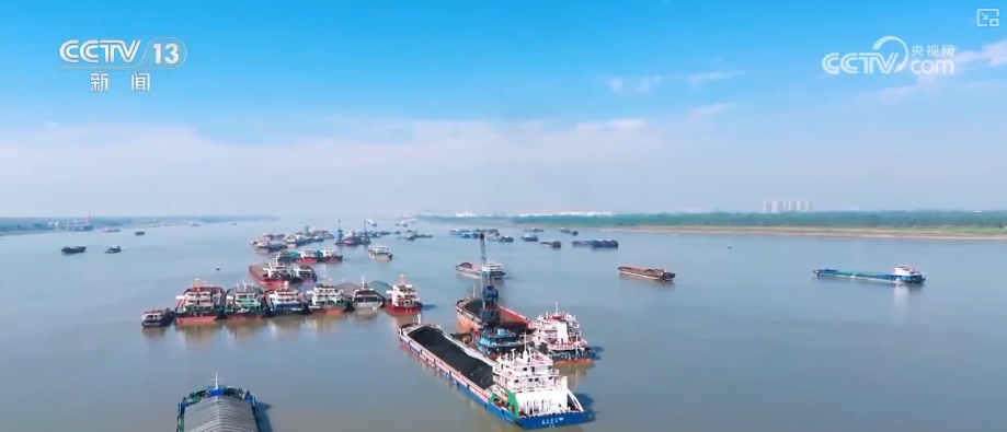 智慧畅行“水上高速公路”万吨货轮成“常客” 长江经济带枢纽经济活力澎湃 智慧畅行“水上高速公路”万吨货轮成“常客” 长江经济带枢纽经济活力澎湃