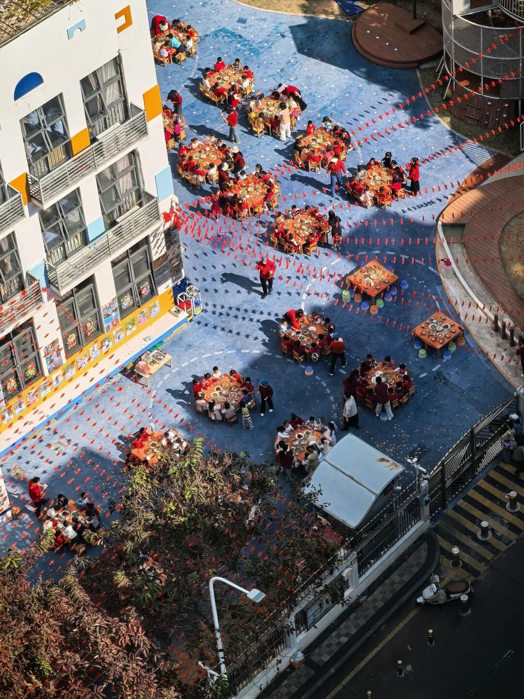 老师在幼儿园内办婚礼,全园孩子都来迎亲吃席,家长:4岁娃第一次参加婚礼,很欣喜 老师在幼儿园内办婚礼,全园孩子都来迎亲吃席,家长:4岁娃第一次参加婚礼,很欣喜