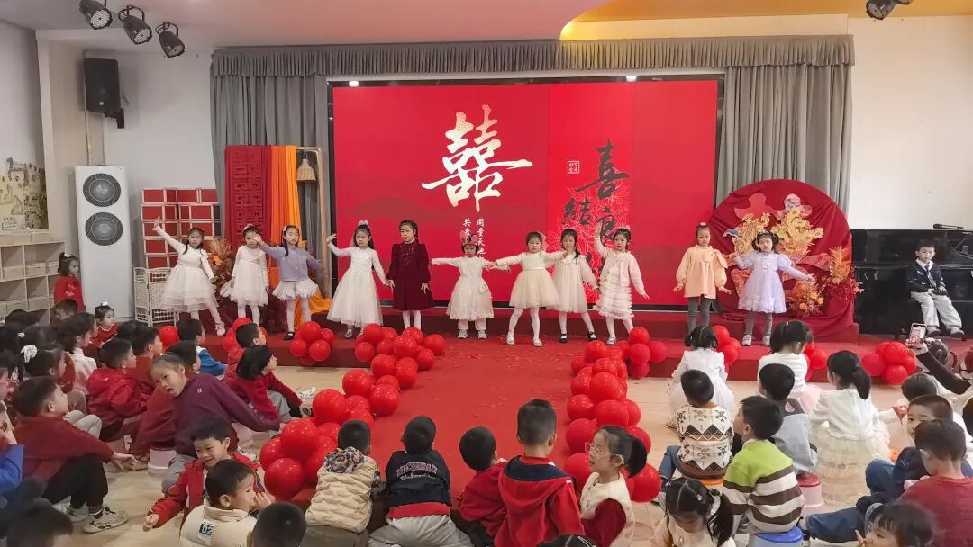 广东一老师在幼儿园内办婚礼，全园孩子都来迎亲吃席