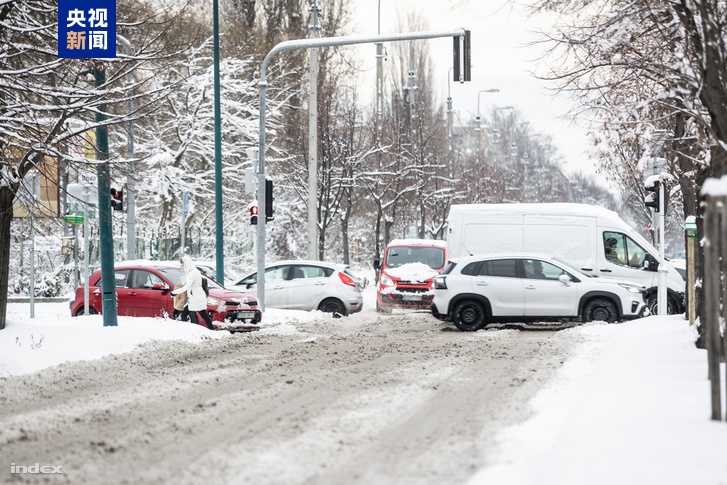 匈牙利遭遇强降雪 部分地区断电 多处交通受阻