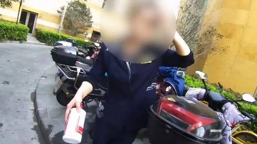 上海男子自带3瓶茅台到酒店宴客,没想到全部被调包,一个细节让他发现不对劲…… 上海男子自带3瓶茅台到酒店宴客,没想到全部被调包,一个细节让他发现不对劲……