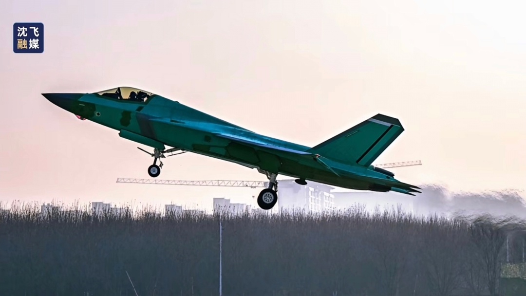 又一大国重器从沈飞起飞！歼-35试飞机为何是“绿皮机”？