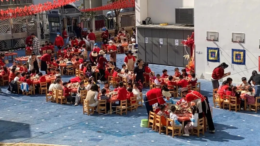 广东一老师在幼儿园内办婚礼,全园孩子都来迎亲吃席 广东一老师在幼儿园内办婚礼,全园孩子都来迎亲吃席