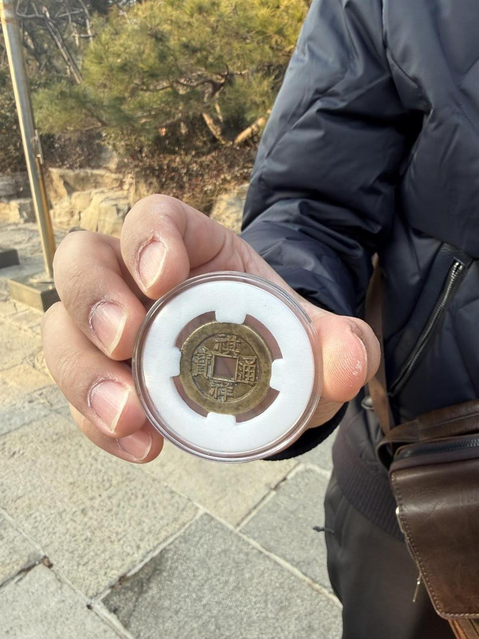 直径2.5厘米珍稀古币不慎掉入趵突泉，游客称想跳下去捞，景区用水下探测器捞出