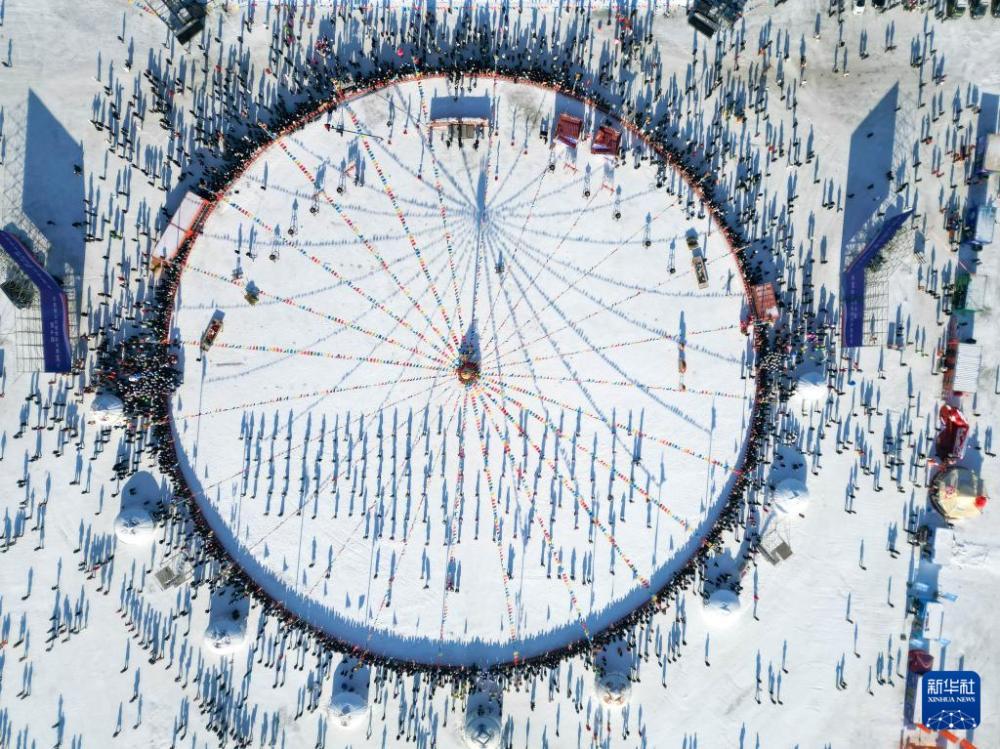 冰湖腾鱼 在查干湖感受冬捕魅力