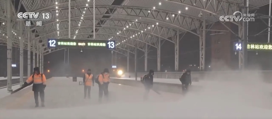 降雪降温天气影响北方多地 各部门积极应对保畅通保生产