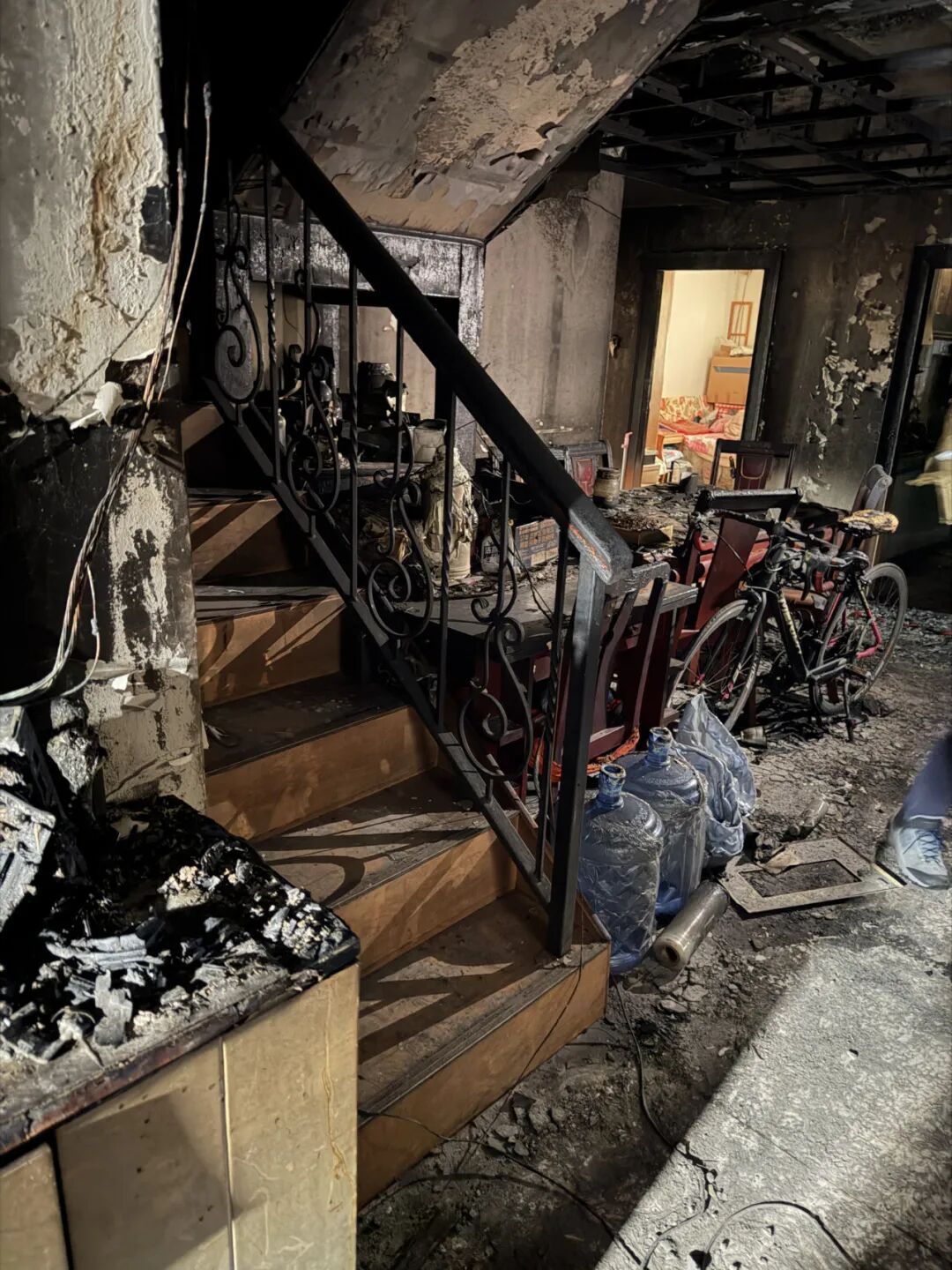 海淀一小区突发火灾3人获救，119指导自救者沉着避险