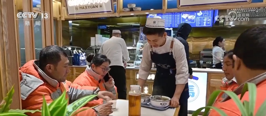 民生一件事 | 换冬装、防寒险……冬日“暖”举措守护新就业群体温暖过冬 民生一件事 | 换冬装、防寒险……冬日“暖”举措守护新就业群体温暖过冬