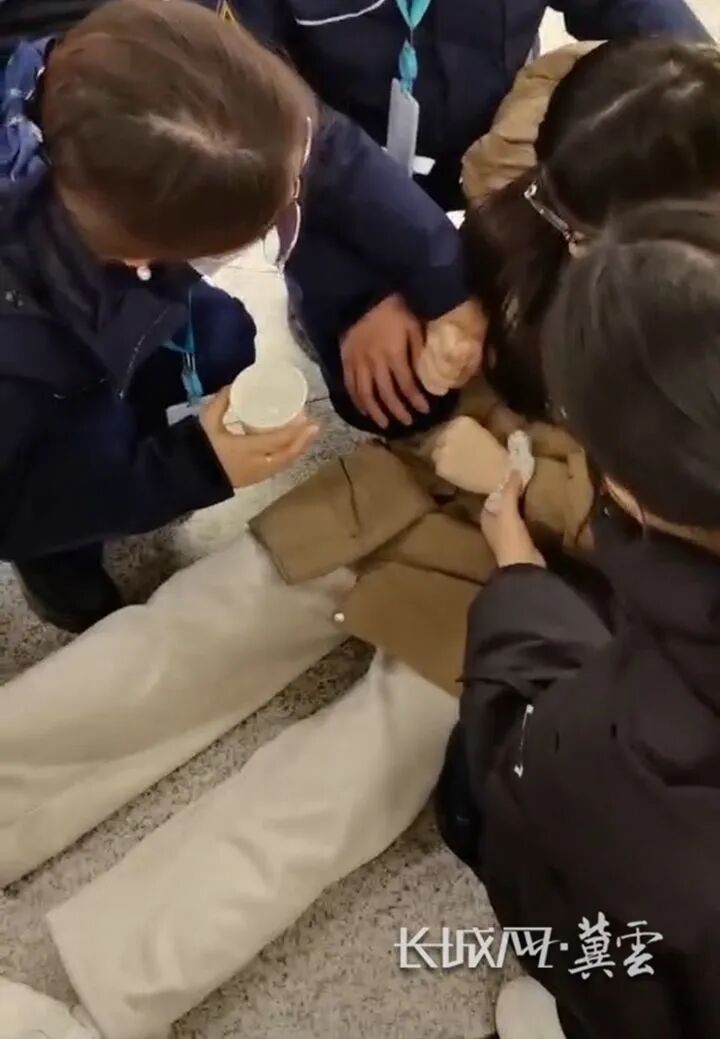 事发石家庄地铁站！一名乘客瘫坐在地……