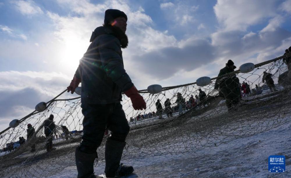 冰湖腾鱼 在查干湖感受冬捕魅力