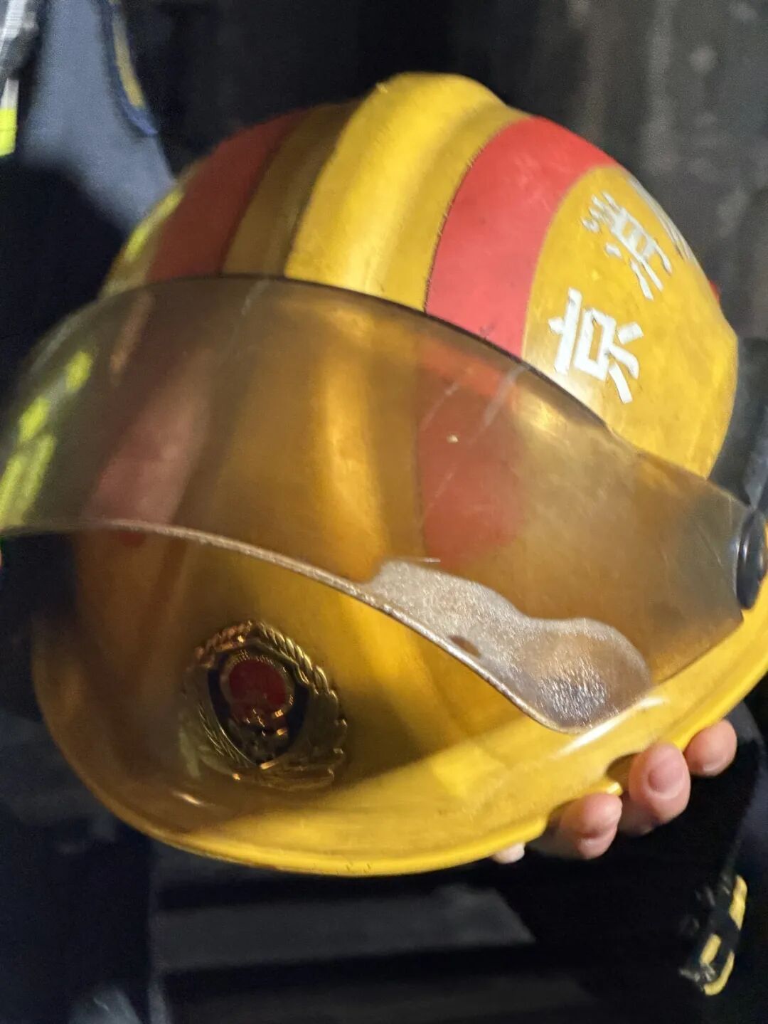 海淀一小区突发火灾3人获救，119指导自救者沉着避险