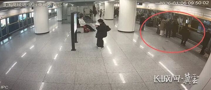 事发石家庄地铁站！一名乘客瘫坐在地……