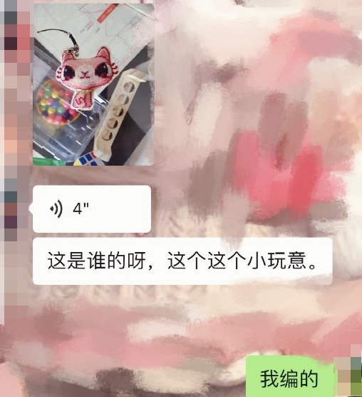 “女儿穿上我儿时的衣服，这是姥姥收藏了三十年的爱呀……”