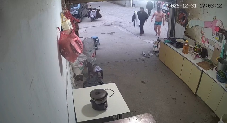 小伙跨年夜跳水救男童，湖南母校发文表扬！当事人：脑子里只有一个想法就是把人救上来