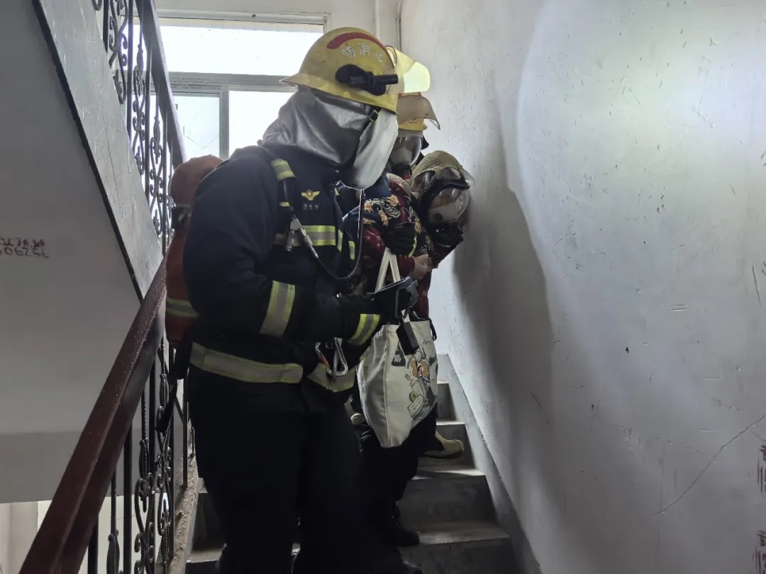 7岁女童玩火烧毁家！打火机不要随手放