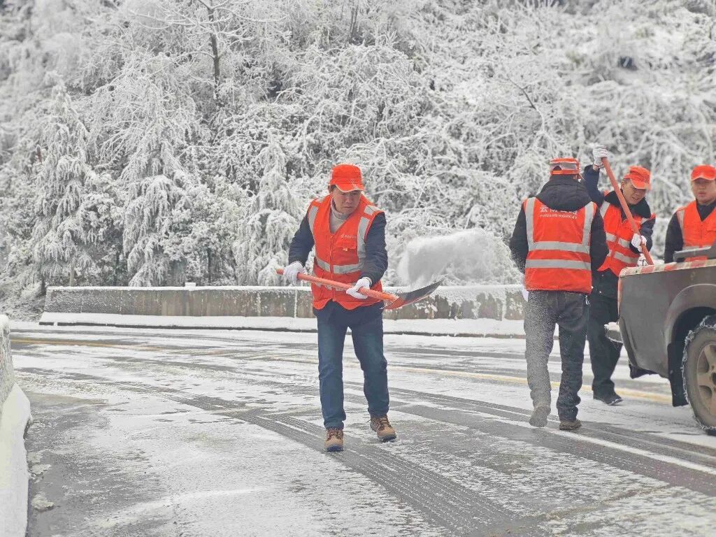 低温天气抗冰保通，他们是风雪中的 “守路人”