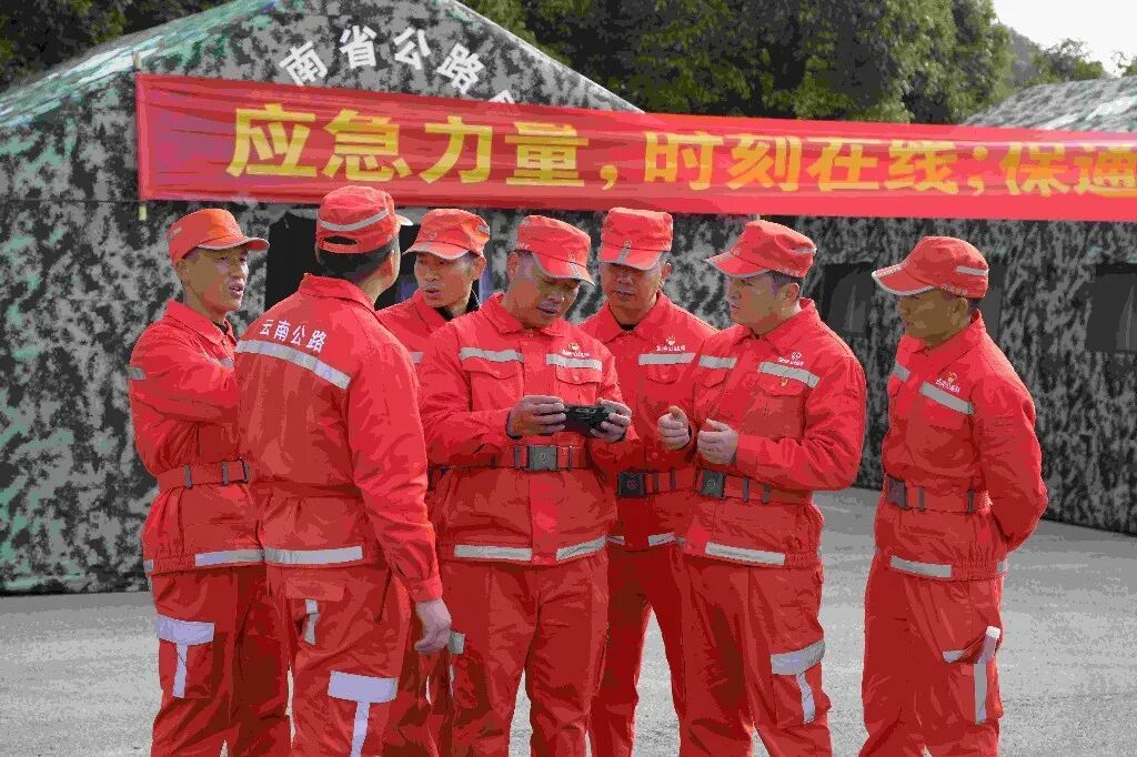 低温天气抗冰保通，他们是风雪中的 “守路人”