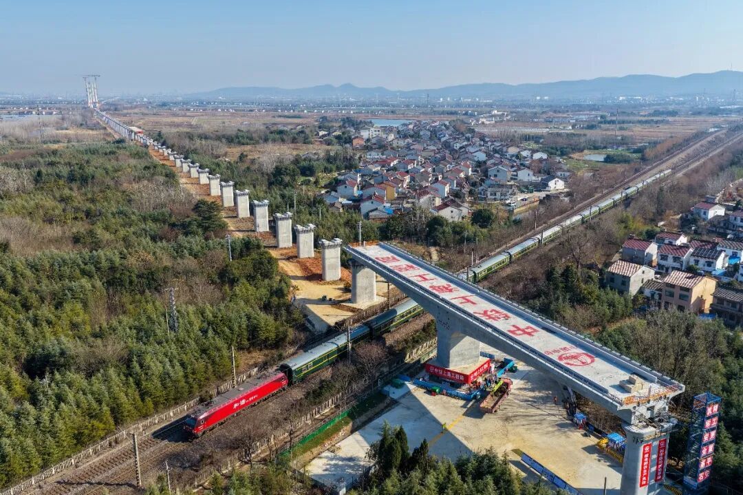 沪宁合高铁南京特大桥，空中转体60°！