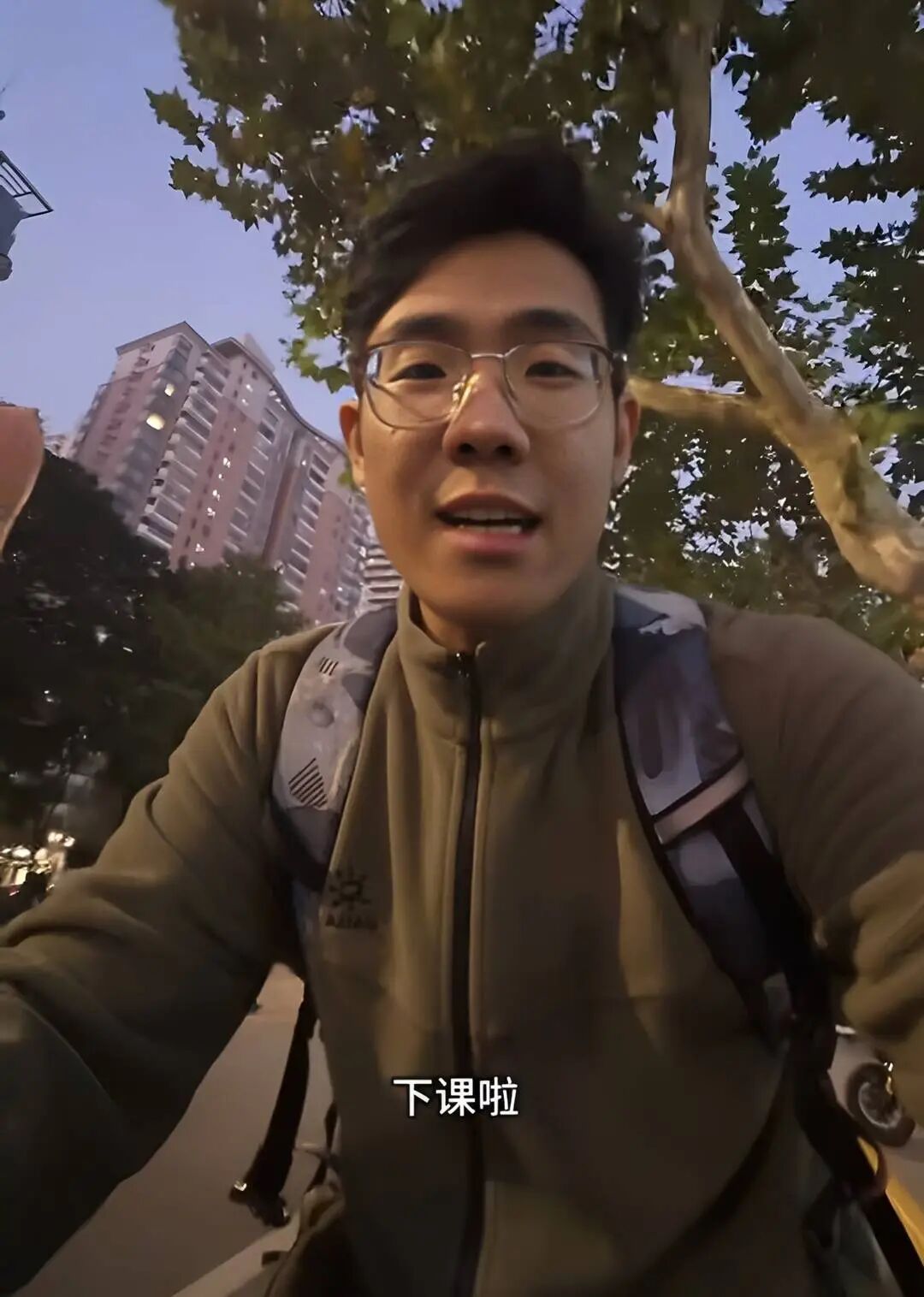 “小伙儿上门教成年人骑自行车”火了！两节课包会，累计已收入27万元