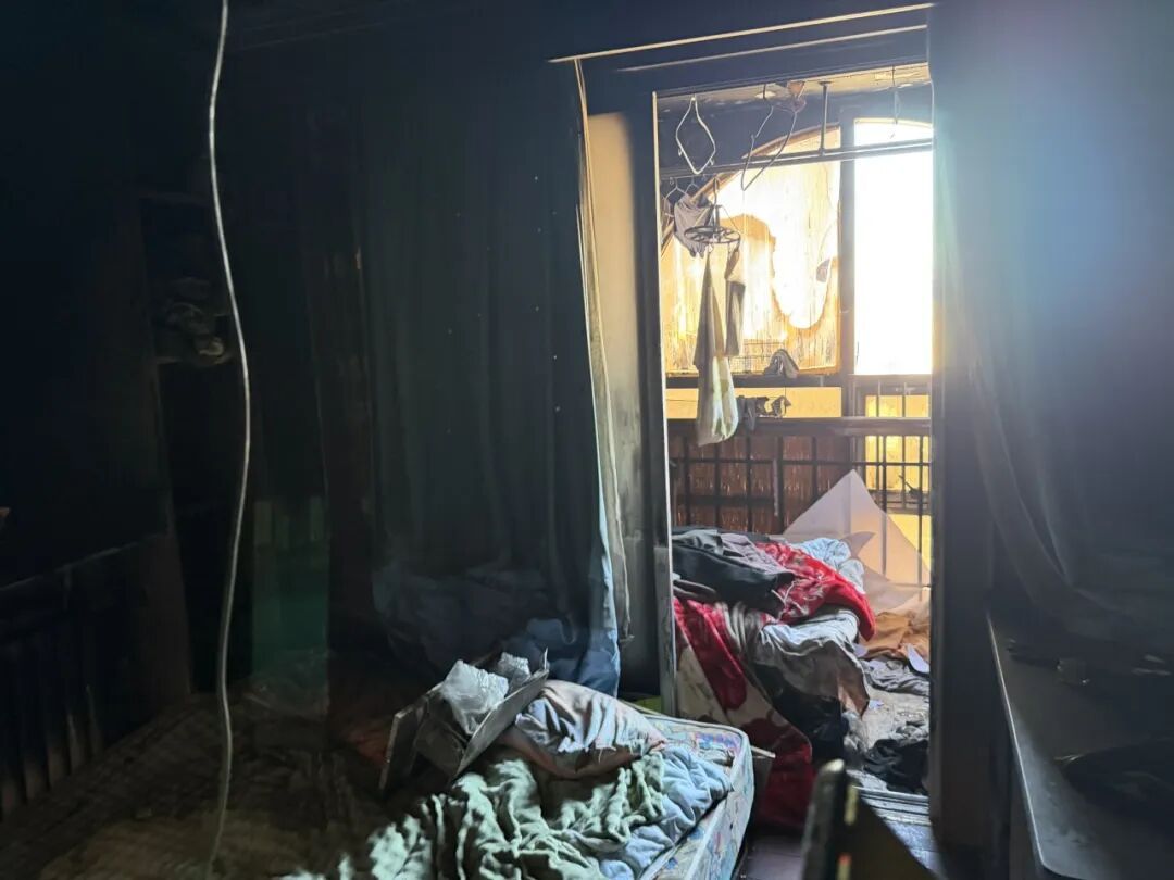 海淀一小区突发火灾3人获救，119指导自救者沉着避险