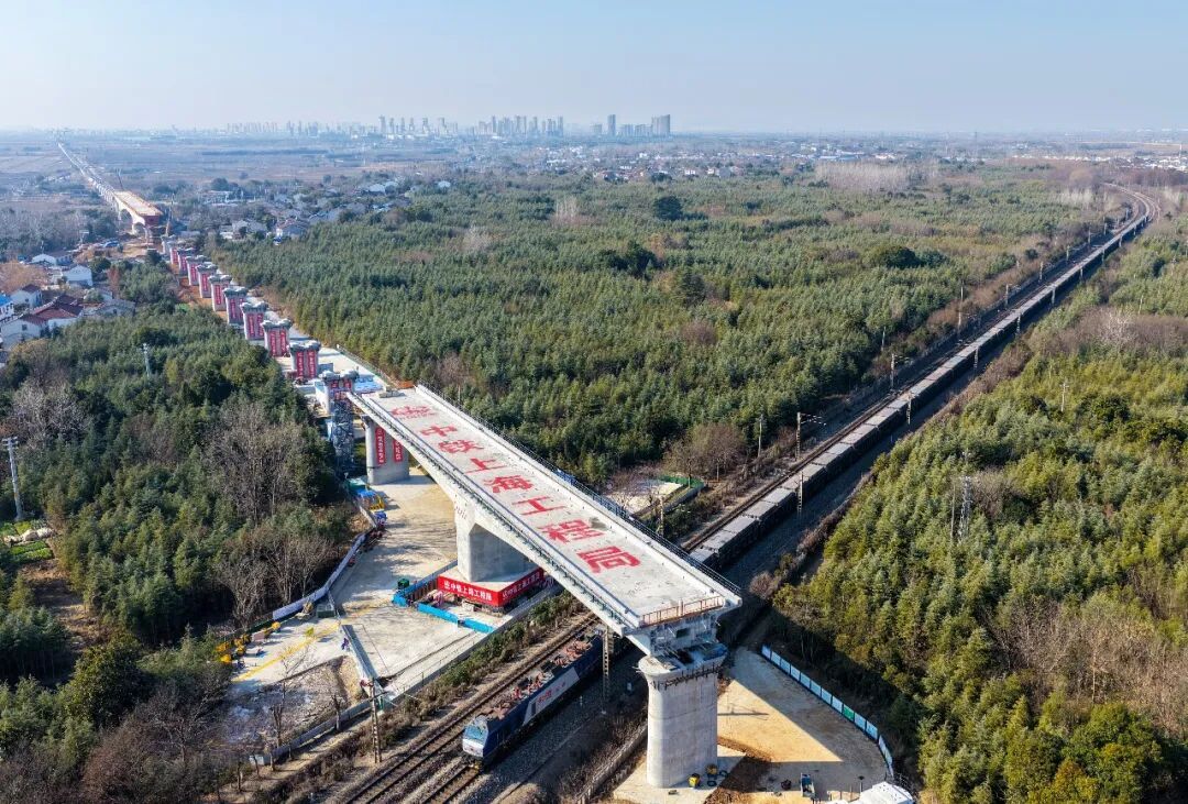 沪宁合高铁南京特大桥，空中转体60°！