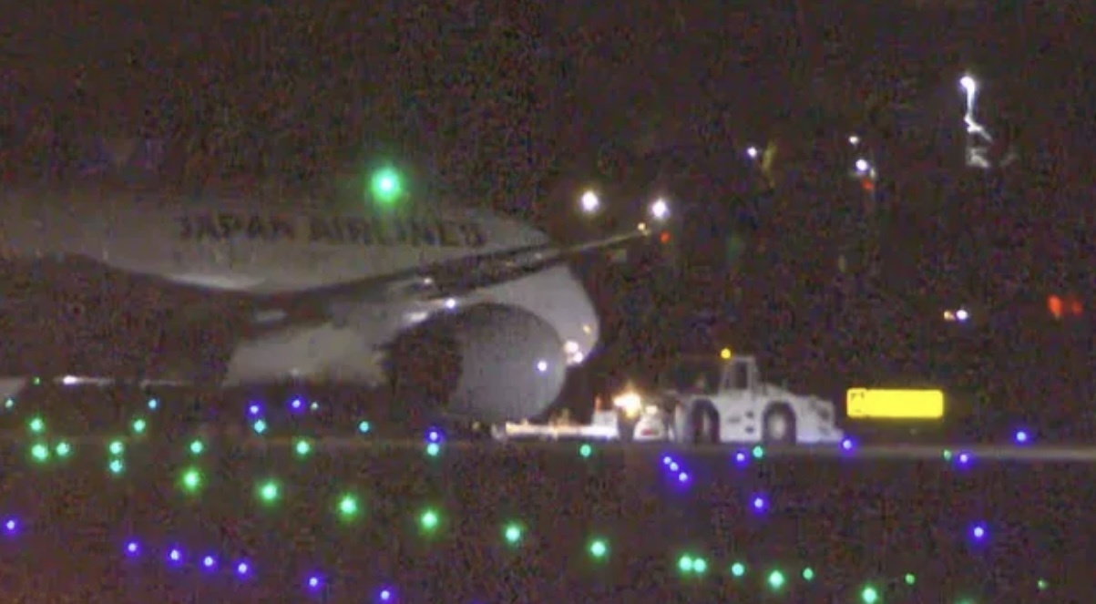日本一客机与灯光设施发生接触事故 无人伤亡 日本一客机与灯光设施发生接触事故 无人伤亡