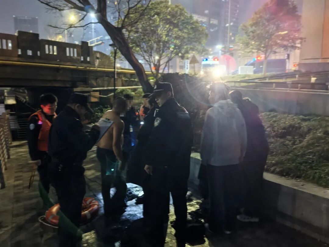凌晨1点半,杭州民警河中救起2名男子 凌晨1点半,杭州民警河中救起2名男子