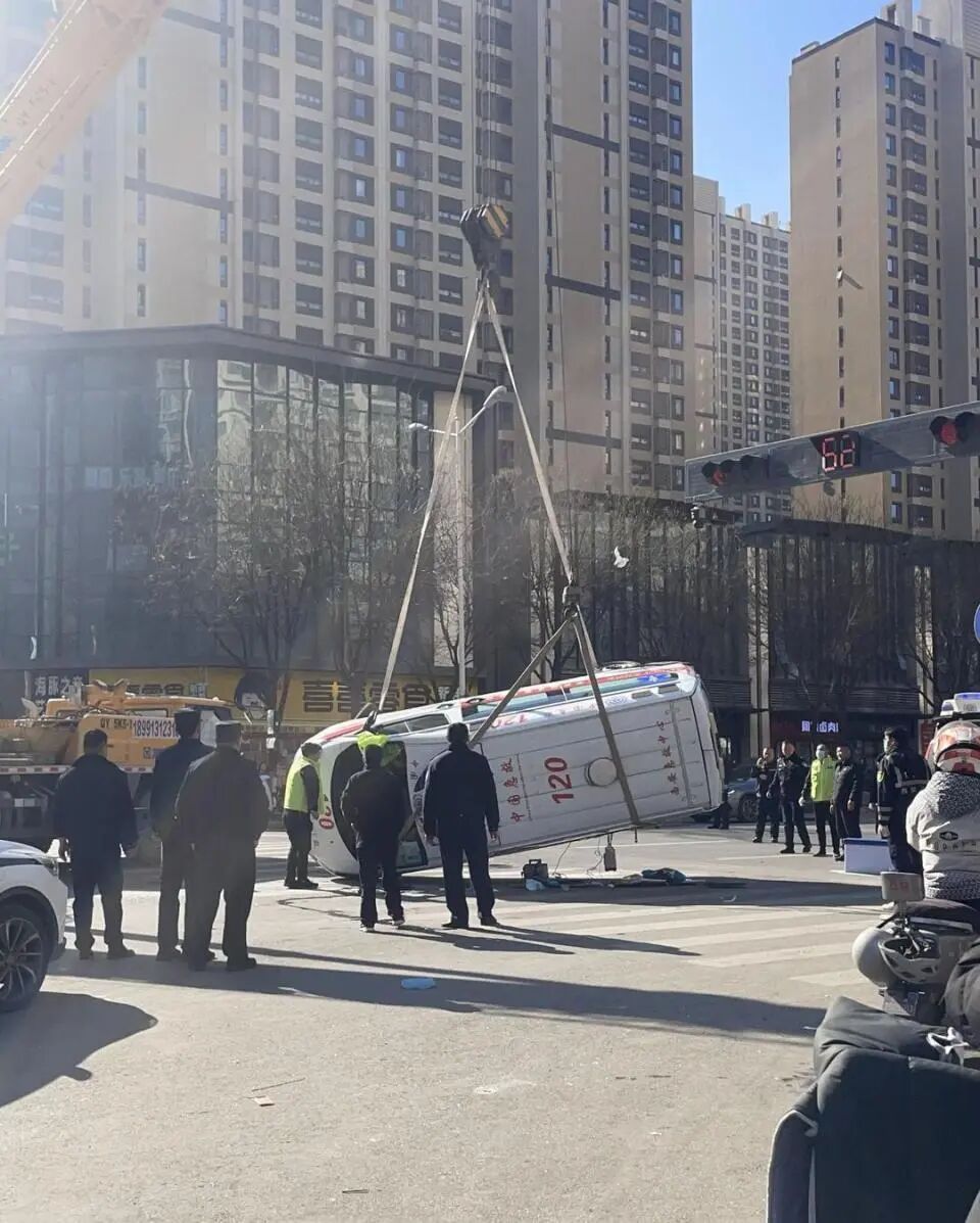 救护车发生碰撞侧翻，西安警方通报