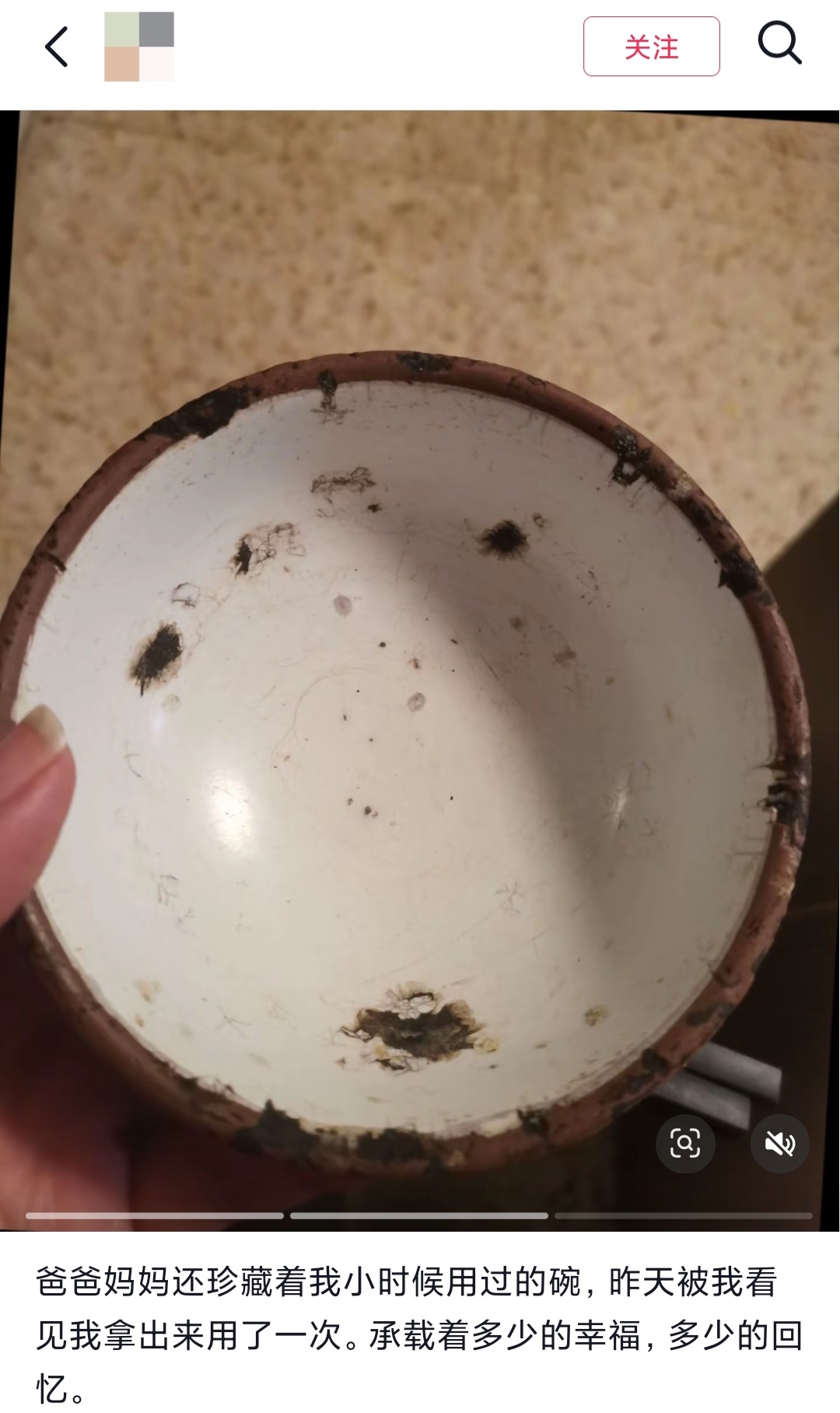 “女儿穿上我儿时的衣服，这是姥姥收藏了三十年的爱呀……”