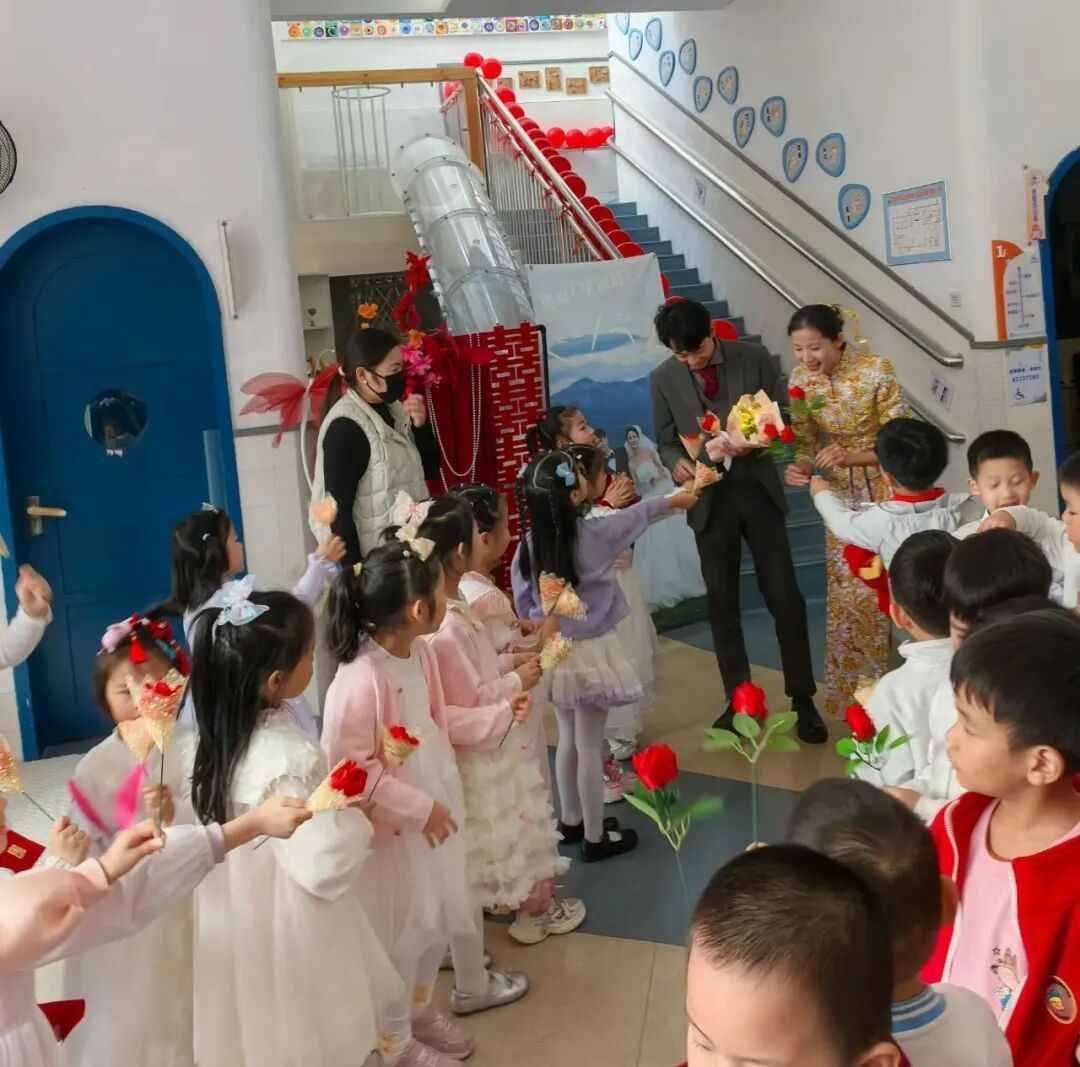 广东一老师在幼儿园内办婚礼,全园孩子都来迎亲吃席 广东一老师在幼儿园内办婚礼,全园孩子都来迎亲吃席